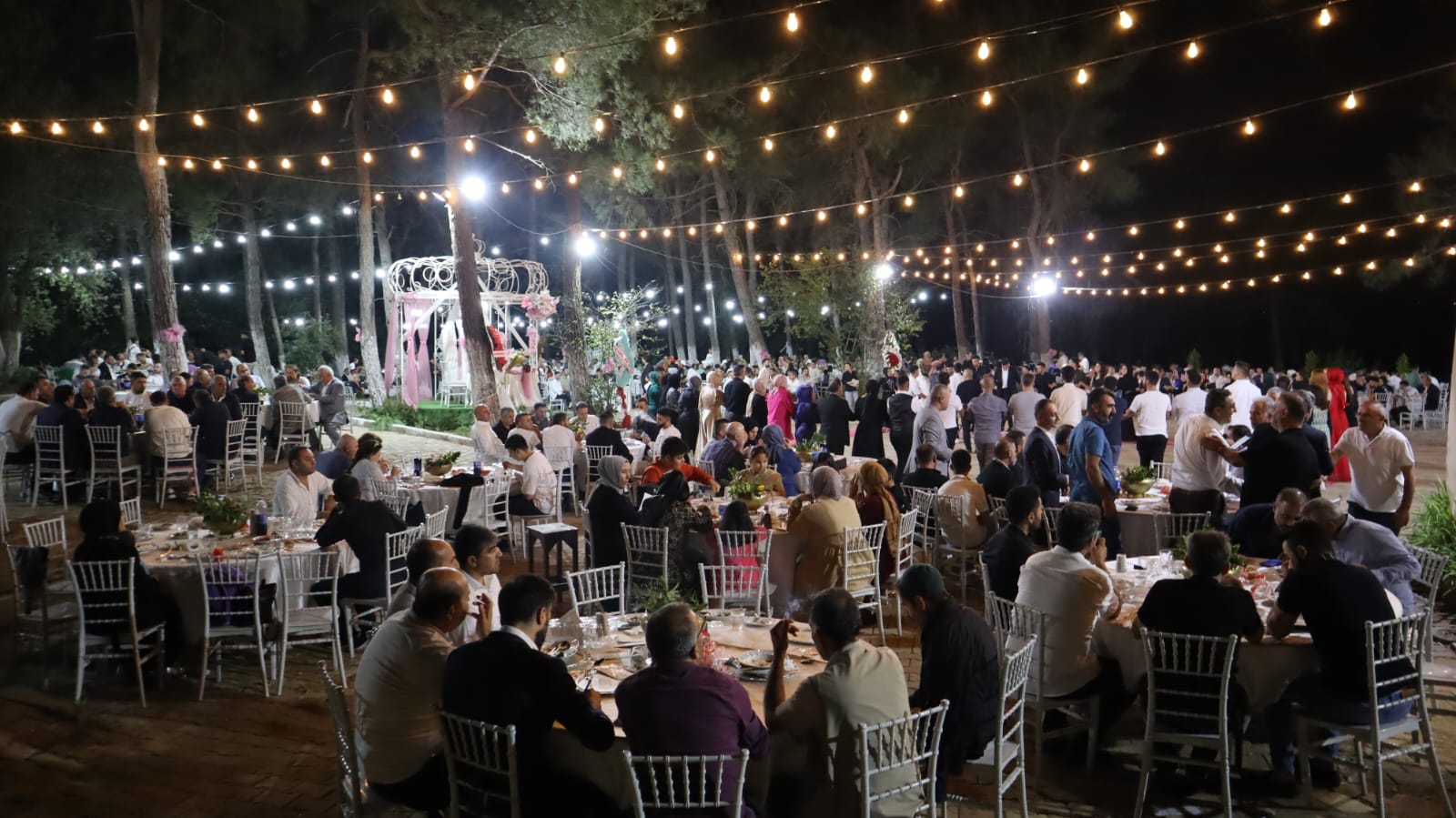 İş ve sivil toplum camiasını buluşturan düğün: Altuğlar ailesinin mutlu günü