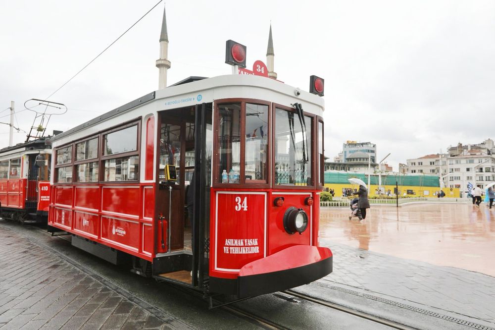 İstiklal Caddesine bataryalı tramvay geliyor